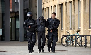 Zwei Polizisten nehmen am 27. April 2023 einen Verdächtigen vor dem Rathaus fest. - Patrick Menzel Zwei Polizisten nehmen am 27. April 2023 einen Verdächtigen vor dem Rathaus fest. - Patrick Menzel