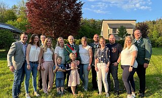 Das neue Königspaar Florian und Maria Prohn (Bildmitte) zeigt sich mit seinen Kindern und dem Hofstaat. - St.-Michael-Schützenbruderschaft Das neue Königspaar Florian und Maria Prohn (Bildmitte) zeigt sich mit seinen Kindern und dem Hofstaat. - St.-Michael-Schützenbruderschaft