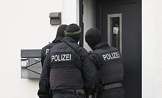 Der nordrhein-westfälische Landtag beschäftigt sich am Donnerstag mit dem vor einer Woche aufgeflogenen internationalen Schleuser-Netzwerk, das reichen Ausländern gegen viel Geld die deutsche Staatsbürgerschaft in Aussicht gestellt hat. - dpa Der nordrhein-westfälische Landtag beschäftigt sich am Donnerstag mit dem vor einer Woche aufgeflogenen internationalen Schleuser-Netzwerk, das reichen Ausländern gegen viel Geld die deutsche Staatsbürgerschaft in Aussicht gestellt hat. - dpa