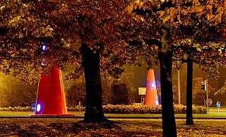 Die "Safety Cones" von Dennis Oppenheim am Bergertor sind nach anfänglicher Skepsis aus dem Stadtbild kaum noch wegzudenekn. - ralf bittner, www.f2-fotografie.de Die "Safety Cones" von Dennis Oppenheim am Bergertor sind nach anfänglicher Skepsis aus dem Stadtbild kaum noch wegzudenekn. - ralf bittner, www.f2-fotografie.de