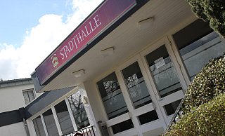 Die Stadthalle in Spenge kann in ihrem aktuellen Zustand nicht mehr als Veranstaltungsort genutzt werden. Die Verwaltung überlegt nun, dort Geflüchtete unterzubringen. - Jan-Henrik Gerdener Die Stadthalle in Spenge kann in ihrem aktuellen Zustand nicht mehr als Veranstaltungsort genutzt werden. Die Verwaltung überlegt nun, dort Geflüchtete unterzubringen. - Jan-Henrik Gerdener