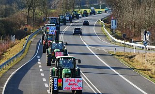 Auch am Freitag soll es wieder einen Traktor-Korso über die B1 bei Paderborn geben. Allerdings wohl mit weniger Teilnehmenden als noch am Montag dieser Woche. - Ralph Meyer Auch am Freitag soll es wieder einen Traktor-Korso über die B1 bei Paderborn geben. Allerdings wohl mit weniger Teilnehmenden als noch am Montag dieser Woche. - Ralph Meyer
