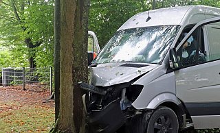 Die Fahrt des Transporters endete an einem Baum. Die Firmenaufschrift wurde unkenntlich gemacht. - Polizei Höxter Die Fahrt des Transporters endete an einem Baum. Die Firmenaufschrift wurde unkenntlich gemacht. - Polizei Höxter