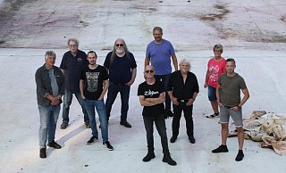 Volkmar Arnecke (v. l.), Helmut Sprick, Daniel Melchior, Geoffrey Briggs (alle Percy Pur), Andreas Meißner (Simply Fine), Sieghart Kröger (FBI), Wolfgang Percy Oehme, Vera Kuhlhoff (FBI) und Jakob Koch (Percy Pur) stehen im leeren Schwimmbecken des Freibades. Beim Benefizabend soll Geld für die Sanierung eingenommen werden. - Britta Bohnenkamp-Schmidt Volkmar Arnecke (v. l.), Helmut Sprick, Daniel Melchior, Geoffrey Briggs (alle Percy Pur), Andreas Meißner (Simply Fine), Sieghart Kröger (FBI), Wolfgang Percy Oehme, Vera Kuhlhoff (FBI) und Jakob Koch (Percy Pur) stehen im leeren Schwimmbecken des Freibades. Beim Benefizabend soll Geld für die Sanierung eingenommen werden. - Britta Bohnenkamp-Schmidt