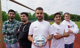 Fawaz Othman (v. l.), Salih Can Kerekliöz (beide Janusz-Korczak-Gesamtschule), Inas Zahitovic, Nadi Shammout und Jan Kummerlöw (alle Anne-Frank-Gesamtschule) haben das Abi-Duell im LAZ Nord organisiert. - Christian Geisler Fawaz Othman (v. l.), Salih Can Kerekliöz (beide Janusz-Korczak-Gesamtschule), Inas Zahitovic, Nadi Shammout und Jan Kummerlöw (alle Anne-Frank-Gesamtschule) haben das Abi-Duell im LAZ Nord organisiert. - Christian Geisler
