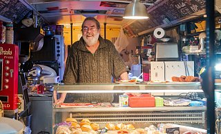 Klaus Hörst steht auch mit 72 Jahren jeden Tag - oder besser gesagt jede Nacht - auf, um seine Kunden mit frischen Brötchen zu versorgen. - Andre Schneider Klaus Hörst steht auch mit 72 Jahren jeden Tag - oder besser gesagt jede Nacht - auf, um seine Kunden mit frischen Brötchen zu versorgen. - Andre Schneider