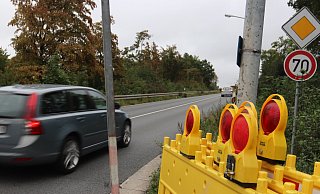 Die Sperrung der Brücke wurde am Mittwoch vorbereitet. Absperrungen stehen am Straßenrand. - Jan Husmann Die Sperrung der Brücke wurde am Mittwoch vorbereitet. Absperrungen stehen am Straßenrand. - Jan Husmann