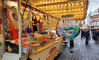 Die Andreasmesse lockt Kirmesbesucher mit ihrem breiten Angebot in die Innenstadt. - Raffael Giebel Die Andreasmesse lockt Kirmesbesucher mit ihrem breiten Angebot in die Innenstadt. - Raffael Giebel