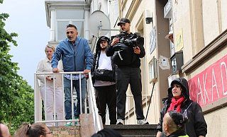 Trödeltrupp-Frontman Mauro begrüßt zusammen mit seinem Film-Team die Flohmarktbesucher, kurz darauf ging es auch schon los. - Claus Frickemeier Trödeltrupp-Frontman Mauro begrüßt zusammen mit seinem Film-Team die Flohmarktbesucher, kurz darauf ging es auch schon los. - Claus Frickemeier