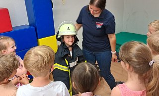 Ein besonders Highlight für die Vorschulkinder: Sie dürfen selbst die Feuerwehr-Ausrüstung tragen. - Matthias Reiprich Ein besonders Highlight für die Vorschulkinder: Sie dürfen selbst die Feuerwehr-Ausrüstung tragen. - Matthias Reiprich