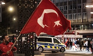 Türkei-Fans feiern nach dem EM-Spiel gegen Österreich in der Bielefelder Innenstadt. - NW Türkei-Fans feiern nach dem EM-Spiel gegen Österreich in der Bielefelder Innenstadt. - NW