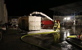Rund drei Stunden dauerte der Feuerwehreinsatz auf dem Gelände des Entsorgungsbetriebs. - Feuerwehr Paderborn Rund drei Stunden dauerte der Feuerwehreinsatz auf dem Gelände des Entsorgungsbetriebs. - Feuerwehr Paderborn
