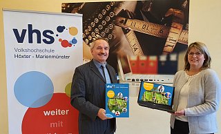 Die VHS-Leitung Claudia Gehle und Rainer Schwiete bei der Programmvorstellung. - VHS Höxter Die VHS-Leitung Claudia Gehle und Rainer Schwiete bei der Programmvorstellung. - VHS Höxter