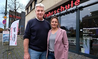 Martin und Moni Senkhorst vor ihrer Fahrschule an der Hohenzollernstraße, die 2005 eröffnet wurde. - Andreas Frücht Martin und Moni Senkhorst vor ihrer Fahrschule an der Hohenzollernstraße, die 2005 eröffnet wurde. - Andreas Frücht