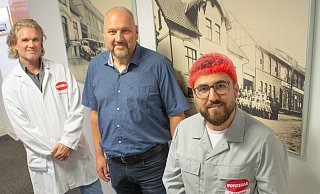 Ist angekommen: Farhad Alahmad (r.), hier mit Jens Haunhorst (Vortella, l.) und Ralf Heitlindemann (Agentur für Arbeit). - Janine Billerbeck Ist angekommen: Farhad Alahmad (r.), hier mit Jens Haunhorst (Vortella, l.) und Ralf Heitlindemann (Agentur für Arbeit). - Janine Billerbeck