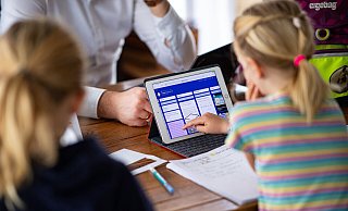 ARCHIV - Zum Themendienst-Bericht von Julia Ruhnau vom 6. September 2022: Nicht nur für Schule und Hausaufgaben: Tablets werden gerne von der ganzen Familie genutzt. Foto: Guido Kirchner/dpa/dpa-tmn - ACHTUNG: Nur zur redaktionellen Verwendung im Zusammenhang mit dem genannten Text - Honorarfrei nur für Bezieher des dpa-Themendienstes +++ dpa-Themendienst +++ - Guido Kirchner ARCHIV - Zum Themendienst-Bericht von Julia Ruhnau vom 6. September 2022: Nicht nur für Schule und Hausaufgaben: Tablets werden gerne von der ganzen Familie genutzt. Foto: Guido Kirchner/dpa/dpa-tmn - ACHTUNG: Nur zur redaktionellen Verwendung im Zusammenhang mit dem genannten Text - Honorarfrei nur für Bezieher des dpa-Themendienstes +++ dpa-Themendienst +++ - Guido Kirchner