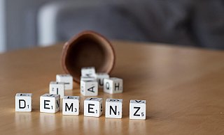 Mit der Diagnose Demenz sind leider häufig die Würfel gefallen – auch für die pflegenden Angehörigen. Für diese bedeutet der intensive Betreuungsaufwand oft, dass sie keine sozialen Kontakte mehr pflegen können und somit in die Isolation gezwungen werden. - Bild von Astrid Schaffner auf Pixabay Mit der Diagnose Demenz sind leider häufig die Würfel gefallen – auch für die pflegenden Angehörigen. Für diese bedeutet der intensive Betreuungsaufwand oft, dass sie keine sozialen Kontakte mehr pflegen können und somit in die Isolation gezwungen werden. - Bild von Astrid Schaffner auf Pixabay