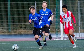 Arminias Rafael Rose (l.) musste mit seinen Teamkollegen im Spitzenspiel der C-Jugend Regionalliga gegen den FC Hennef in eine 0:1-Niederlage einwilligen. - Andreas Zobe Arminias Rafael Rose (l.) musste mit seinen Teamkollegen im Spitzenspiel der C-Jugend Regionalliga gegen den FC Hennef in eine 0:1-Niederlage einwilligen. - Andreas Zobe