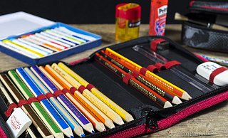 Federmappen, Stifte, Anspitzer und Co bestehen oft in Teilen aus Plastik oder enthalten giftige Inhaltstoffe. Inzwischen gibt es zahlreiche Möglichkeiten um die Schultaschen der Kinder umweltfreundlich auszustatten. - Symbolbild: Pixabay Federmappen, Stifte, Anspitzer und Co bestehen oft in Teilen aus Plastik oder enthalten giftige Inhaltstoffe. Inzwischen gibt es zahlreiche Möglichkeiten um die Schultaschen der Kinder umweltfreundlich auszustatten. - Symbolbild: Pixabay