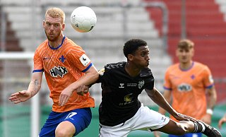 Der Ex-Paderborner Kai Klefisch (l.), hier im Duell gegen Ottensen-Akteur Namrud Embaye, erzielte in der 1. Runde des DFB-Pokals einen Treffer, der nun für die Wahl zum Tor des Monats August nominiert ist. - picture alliance/dpa Der Ex-Paderborner Kai Klefisch (l.), hier im Duell gegen Ottensen-Akteur Namrud Embaye, erzielte in der 1. Runde des DFB-Pokals einen Treffer, der nun für die Wahl zum Tor des Monats August nominiert ist. - picture alliance/dpa