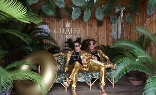 So sieht das Cover des ersten Albums der "Goldjungs" aus. An ihrem güldenen Bühnenoutfit halten Stephan Gneuß (l.) alias Wasi Gold und Ralf Kettemann (Siggi Gold) selbstverständlich fest. - Goldjungs So sieht das Cover des ersten Albums der "Goldjungs" aus. An ihrem güldenen Bühnenoutfit halten Stephan Gneuß (l.) alias Wasi Gold und Ralf Kettemann (Siggi Gold) selbstverständlich fest. - Goldjungs