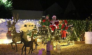 Pünktlich zur Weihnachtszeit landet der historische Schlitten in der Weihnachtswelt. Wenn Aleya John, Marcel Claus, Mike Lammers und Arina Jastrub (v. l.) die Kinder empfangen, tragen sie ihre Kostüme. Nichts soll hier mehr an die alltägliche Welt erinnern. - Ilka Gülker Pünktlich zur Weihnachtszeit landet der historische Schlitten in der Weihnachtswelt. Wenn Aleya John, Marcel Claus, Mike Lammers und Arina Jastrub (v. l.) die Kinder empfangen, tragen sie ihre Kostüme. Nichts soll hier mehr an die alltägliche Welt erinnern. - Ilka Gülker