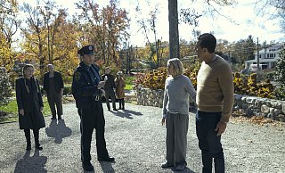 Kleiner Menschenauflauf vor dem Haus von Nora (2.v.r.) und Dean Brannock (r.), gespielt von Naomi Watts und Bobby Cannavale. Die Netflix-Serie beruht auf wahren Begebenheiten. - ERIC LIEBOWITZ/NETFLIX Kleiner Menschenauflauf vor dem Haus von Nora (2.v.r.) und Dean Brannock (r.), gespielt von Naomi Watts und Bobby Cannavale. Die Netflix-Serie beruht auf wahren Begebenheiten. - ERIC LIEBOWITZ/NETFLIX