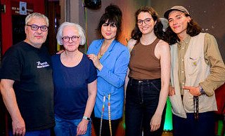 Adda und Simone vom Sputnik (v. l.), Emell Gök Che (Organisatorin Peace Art Paderborn), Singer/Songwriterin Mina Richman aus Bielefeld mit Gitarrist Friedrich Schnorr von Carolsfeld. Mina Richmanist im Rahmen des Peace Art Paderborn im Sputnik aufgetreten. Zuvor hatten die Poetinnen des Kultslam ihre Auftritte. - Michael Bartylla Adda und Simone vom Sputnik (v. l.), Emell Gök Che (Organisatorin Peace Art Paderborn), Singer/Songwriterin Mina Richman aus Bielefeld mit Gitarrist Friedrich Schnorr von Carolsfeld. Mina Richmanist im Rahmen des Peace Art Paderborn im Sputnik aufgetreten. Zuvor hatten die Poetinnen des Kultslam ihre Auftritte. - Michael Bartylla