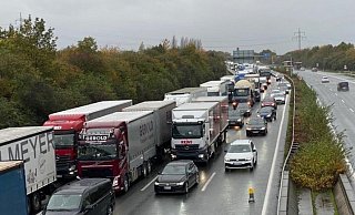 Nach einem Unfall staut es sich auf der A2 Richtung Hannover. - Thomas Lieske Nach einem Unfall staut es sich auf der A2 Richtung Hannover. - Thomas Lieske