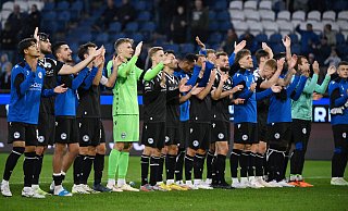 Die Spieler von Arminia Bielefeld feiern nach dem 1:0-Sieg gegen den MSV Duisburg mit den Fans. - IMAGO/Team 2 Die Spieler von Arminia Bielefeld feiern nach dem 1:0-Sieg gegen den MSV Duisburg mit den Fans. - IMAGO/Team 2