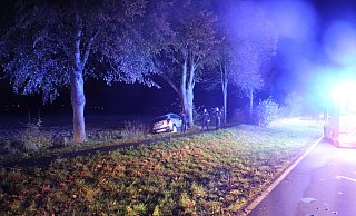 Das Auto kam aus bislang ungeklärter Ursache von der Straße ab. - MT-Foto: Jan Henning Rogge Das Auto kam aus bislang ungeklärter Ursache von der Straße ab. - MT-Foto: Jan Henning Rogge