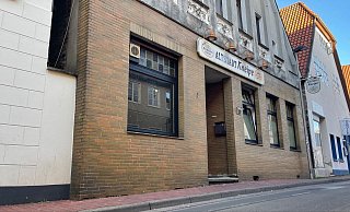 In den Räumlichkeiten der ehemaligen Altstadt-Kneipe in der Königstraße soll laut Zeugenaussagen in den letzten Monaten ein reges Treiben geherrscht haben. Am Dienstagmorgen schlug die Polizei Minden-Lübbecke wegen des Verdacht auf illegales Glücksspiel zu. MT-Foto: Patrick Schwemling - Patrick Schwemling In den Räumlichkeiten der ehemaligen Altstadt-Kneipe in der Königstraße soll laut Zeugenaussagen in den letzten Monaten ein reges Treiben geherrscht haben. Am Dienstagmorgen schlug die Polizei Minden-Lübbecke wegen des Verdacht auf illegales Glücksspiel zu. MT-Foto: Patrick Schwemling - Patrick Schwemling