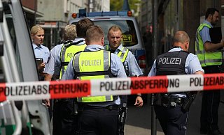 Wie auf diesem Archivfoto, tauchte die Polizei auch bei der 51-Jährigen auf, um belastende Beweise sicherzustellen. - Symbolbild: dpa Wie auf diesem Archivfoto, tauchte die Polizei auch bei der 51-Jährigen auf, um belastende Beweise sicherzustellen. - Symbolbild: dpa