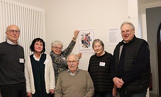 Die Gründer des Repair-Cafés freuen sich über die gelungene Eröffnung. (v. l. n. r.) Heiner Bering, Elke Röscher, Doris Rosenbaum, Wolfgang Schrodke, Hannelore Lösche und Günter Siegl vom Seniorenbeirat Pr. Oldendorf. - Sigrid Dittmann Die Gründer des Repair-Cafés freuen sich über die gelungene Eröffnung. (v. l. n. r.) Heiner Bering, Elke Röscher, Doris Rosenbaum, Wolfgang Schrodke, Hannelore Lösche und Günter Siegl vom Seniorenbeirat Pr. Oldendorf. - Sigrid Dittmann