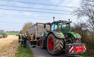 Das Verladen unter der Starkstromleitung wurde dem jungen Mann zum Verhängnis. - Feuerwehr Porta/Michael Horst Das Verladen unter der Starkstromleitung wurde dem jungen Mann zum Verhängnis. - Feuerwehr Porta/Michael Horst