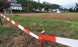 Bitte nicht betreten: Der Sportplatz des TuS Lütmarsen erinnert eher an einen Acker. - David Schellenberg Bitte nicht betreten: Der Sportplatz des TuS Lütmarsen erinnert eher an einen Acker. - David Schellenberg