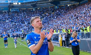 Arminia-Legende Fabian Klos vergoss auf der Ehrenrunde durch sein "Wohnzimmer" die ein oder andere Träne. - Andreas Zobe Arminia-Legende Fabian Klos vergoss auf der Ehrenrunde durch sein "Wohnzimmer" die ein oder andere Träne. - Andreas Zobe