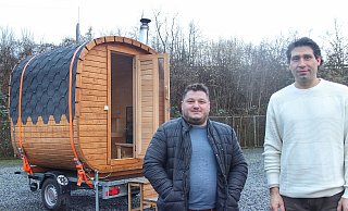 "Diese Fass-Sauna ist mobil und kann von Interessenten auf dem heimischen Grundstück getestet werden", heben die beiden Geschäftsführer Sergej Rieh (l.) und Andrian Pragotan hervor. - Heidi Froreich "Diese Fass-Sauna ist mobil und kann von Interessenten auf dem heimischen Grundstück getestet werden", heben die beiden Geschäftsführer Sergej Rieh (l.) und Andrian Pragotan hervor. - Heidi Froreich