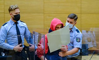 Der Angeklagte sieht sich zu Unrecht vor Gericht. Er gibt dort einen anderen Namen an und fordert einen neuen Prozess, unter seinem angeblich richtigen Namen. Dann soll allerdings nur ein Richter, der gleichzeitig Psychiater ist, über ihn urteilen. - Andreas Zobe Der Angeklagte sieht sich zu Unrecht vor Gericht. Er gibt dort einen anderen Namen an und fordert einen neuen Prozess, unter seinem angeblich richtigen Namen. Dann soll allerdings nur ein Richter, der gleichzeitig Psychiater ist, über ihn urteilen. - Andreas Zobe