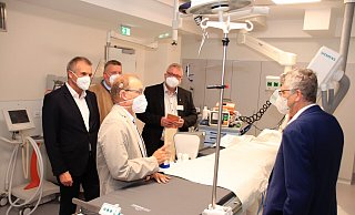 Chefarzt Detlef Ringbeck erläutert Bürgermeister Burkhard Deppe, KHWE-Geschäftsführer Christian Jostes, Pfarrer Ansgar Wiemers und dem Bundestagsabgeordneten Christian Haase die Vorteile des neuen Katheterplatzes, der zugleich ein OP-Raum ist. Fotos: David Schellenberg - David Schellenberg Chefarzt Detlef Ringbeck erläutert Bürgermeister Burkhard Deppe, KHWE-Geschäftsführer Christian Jostes, Pfarrer Ansgar Wiemers und dem Bundestagsabgeordneten Christian Haase die Vorteile des neuen Katheterplatzes, der zugleich ein OP-Raum ist. Fotos: David Schellenberg - David Schellenberg