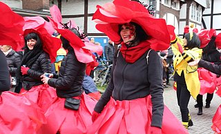 Ausgelassene Stimmung am Rosenmontag 2020 – nächstes Jahr bleiben die Kostüme im Schrank. - Marion Pokorra-Brockschmidt Ausgelassene Stimmung am Rosenmontag 2020 – nächstes Jahr bleiben die Kostüme im Schrank. - Marion Pokorra-Brockschmidt