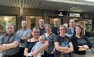 Setzen sich für Familienthemen ein: Tim Seidel, Michael Stelter, Ines Pawlik (mit Tochter Robine), Claus Brand, Kristina Römer, Stefan Schraub, Carmen Bernhöft, Jochen Lamprecht und Yvonne Ferrari (v.l.) vom Stadt- und Jugendamtselternbeirat. - Ivonne Michel Setzen sich für Familienthemen ein: Tim Seidel, Michael Stelter, Ines Pawlik (mit Tochter Robine), Claus Brand, Kristina Römer, Stefan Schraub, Carmen Bernhöft, Jochen Lamprecht und Yvonne Ferrari (v.l.) vom Stadt- und Jugendamtselternbeirat. - Ivonne Michel