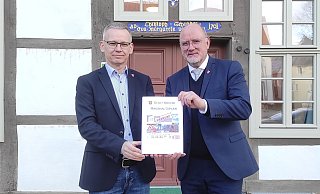 Kämmerer Dietmar Becker (l.) und Nieheims Bürgermeister Johannes Schlützt präsentieren 455 Seiten Haushalt. - Svenja Ludwig Kämmerer Dietmar Becker (l.) und Nieheims Bürgermeister Johannes Schlützt präsentieren 455 Seiten Haushalt. - Svenja Ludwig
