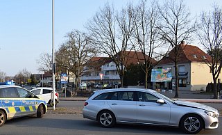 Der Autofahrer hat die Frau beim Abbiegen angefahren. - Polizei Herford Der Autofahrer hat die Frau beim Abbiegen angefahren. - Polizei Herford