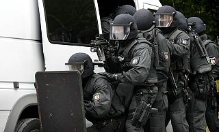 Polizei- und SEK-Beamte nehmen einen Mann in Höxter-Lüchtringen fest. - Symbolbild: Patrick Menzel Polizei- und SEK-Beamte nehmen einen Mann in Höxter-Lüchtringen fest. - Symbolbild: Patrick Menzel
