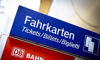 Bahnfahrer in Höxter können in den nächsten Tagen nur noch über den Automaten Fahrkarten kaufen. Es soll aber wieder einen persönlichen Ticketverkauf geben. - Moritz Frankenberg Bahnfahrer in Höxter können in den nächsten Tagen nur noch über den Automaten Fahrkarten kaufen. Es soll aber wieder einen persönlichen Ticketverkauf geben. - Moritz Frankenberg