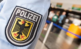 Die zuständige Bundespolizei in Münster fahndet nach einem Diebstahlsverdächtigen. Der Mann soll einen Reisenden im Zug zwischen Paderborn und Hamm bestohlen haben. (Themenbild) - Boris Roessler/dpa Die zuständige Bundespolizei in Münster fahndet nach einem Diebstahlsverdächtigen. Der Mann soll einen Reisenden im Zug zwischen Paderborn und Hamm bestohlen haben. (Themenbild) - Boris Roessler/dpa