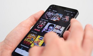 Nach der sogenannten Geoblocking-Verordnung dürfen Verbraucher seit 2018 bei grenzüberschreitenden Einkäufen etwa aufgrund der Staatsangehörigkeit oder des Wohnsitzes nicht diskriminiert werden. Aber es gibt Ausnahmen für audiovisuelle Inhalte. - picture alliance / Andrea Warnecke/dpa-tmn Nach der sogenannten Geoblocking-Verordnung dürfen Verbraucher seit 2018 bei grenzüberschreitenden Einkäufen etwa aufgrund der Staatsangehörigkeit oder des Wohnsitzes nicht diskriminiert werden. Aber es gibt Ausnahmen für audiovisuelle Inhalte. - picture alliance / Andrea Warnecke/dpa-tmn