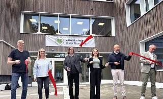 Gut gelaunt wurde das rote Band zum Schulstart zerschnitten: (v.l.) Carsten Deiwicks (Projektleiter), Anja Pohlmann, Bürgermeister Norbert Morkes, Mathilda Godt (10c, Schülervertreterin), Dezernent Henning Matthes und Schulleiter Marcus Göcke. Ab sofort gilt die Gesamtschule an der Ahornallee als fertig und eröffnet. - Jeanette Salzmann Gut gelaunt wurde das rote Band zum Schulstart zerschnitten: (v.l.) Carsten Deiwicks (Projektleiter), Anja Pohlmann, Bürgermeister Norbert Morkes, Mathilda Godt (10c, Schülervertreterin), Dezernent Henning Matthes und Schulleiter Marcus Göcke. Ab sofort gilt die Gesamtschule an der Ahornallee als fertig und eröffnet. - Jeanette Salzmann