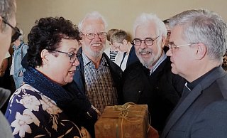 Ein Geschenk von der verhinderten Sandra Gnade vom Gesamt-Pfarrgemeinderat Nieheim überreichte Marita Paßlick dem Paderborner Erzbischof Udo Markus Bentz. - Josef Köhne Ein Geschenk von der verhinderten Sandra Gnade vom Gesamt-Pfarrgemeinderat Nieheim überreichte Marita Paßlick dem Paderborner Erzbischof Udo Markus Bentz. - Josef Köhne